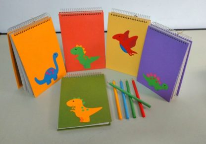 Bloco G Família Dinossauro é uma criação exclusiva da Apoie. Sua capa em papel reciclado colorido é única e diferenciada. Nada igual no ramo.